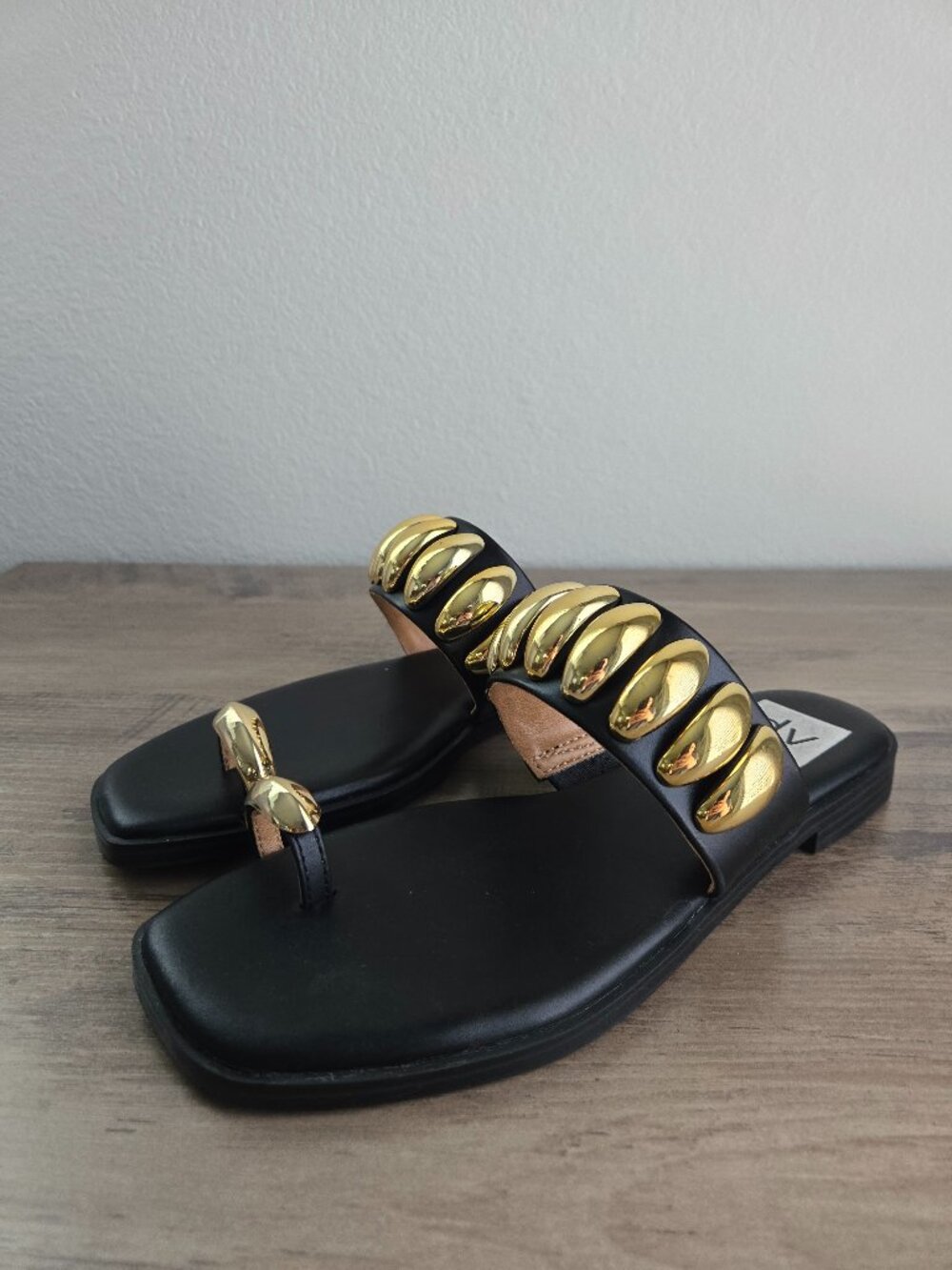 DV Dolce Vita Moon Embellished Gold Toe Ring Flat Sandals Black/Gold 5.5